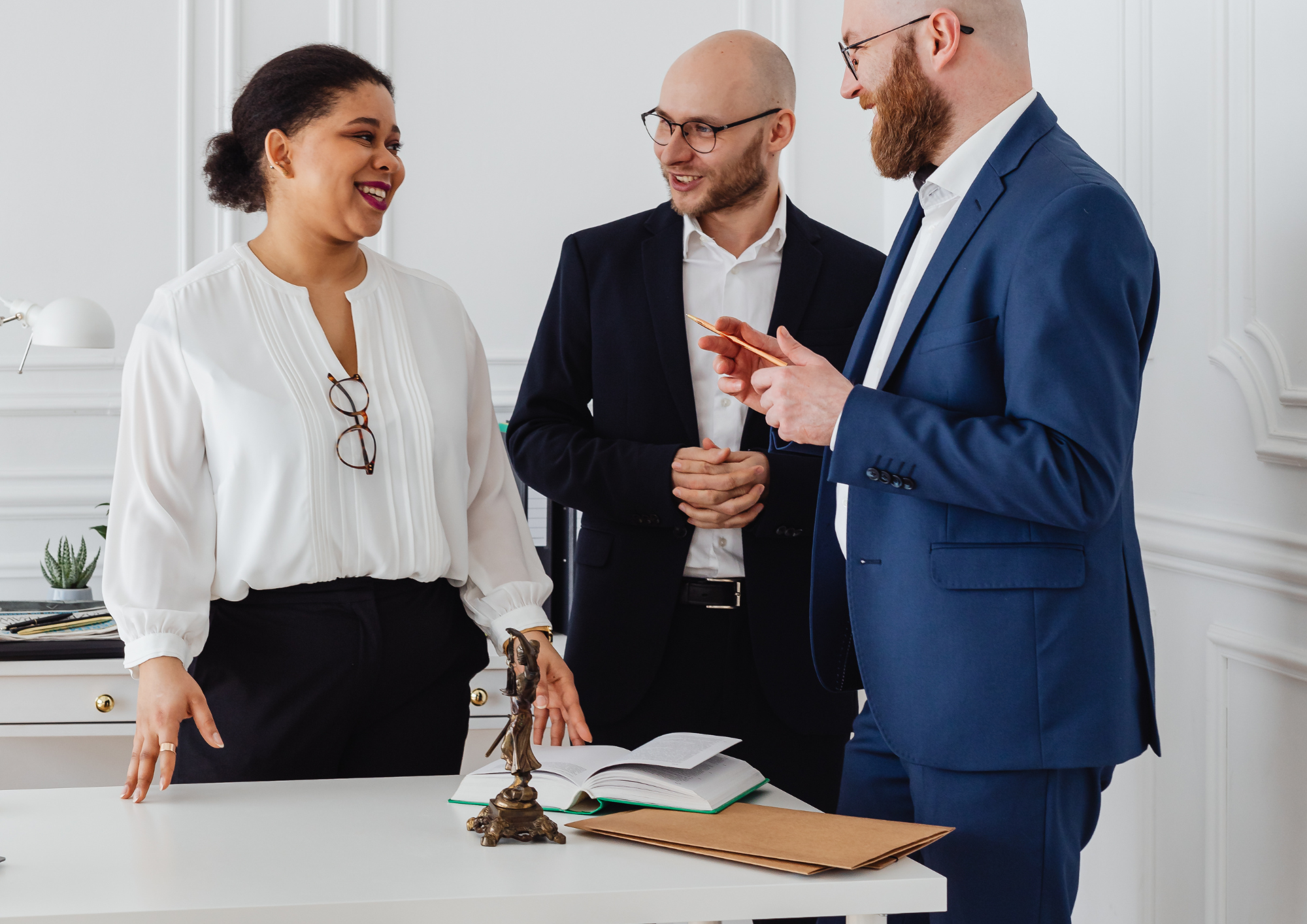 Professionnels en échange dans un cabinet